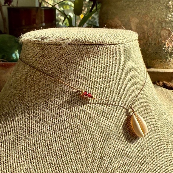 Handmade minimalist boho garnet and cowrie shell necklace - Picture 2 of 4